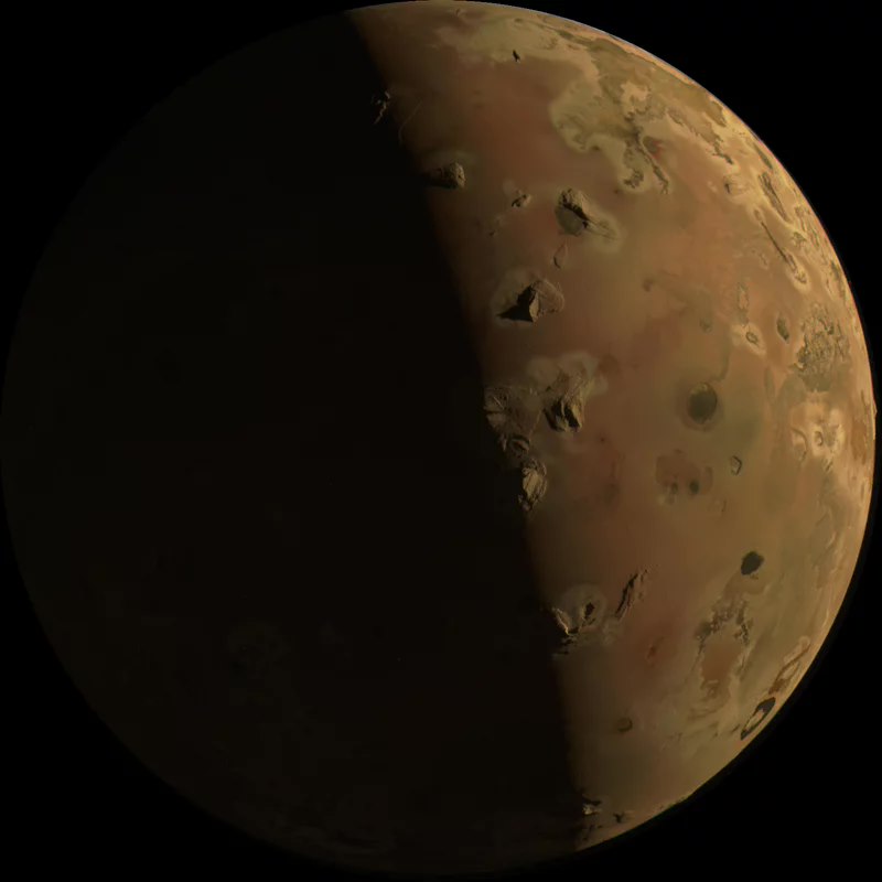 NASA 朱诺号探测器近距离掠过木卫一，揭开“火山地狱”新面纱