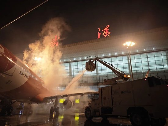 突发！武汉机场双跑关闭！乘客: 要不我也去铲雪吧！科普：航班为啥不能飞