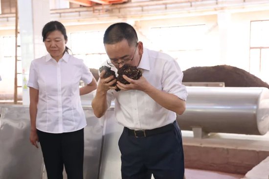 张德芹调研茅台制酒车间和勾贮车间：全方位抓好茅台酒生产质量，持续推动茅台高质量发展