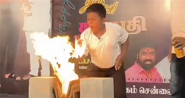 印度男孩表演特技时手部起火：一旁男子误浇汽油灭火