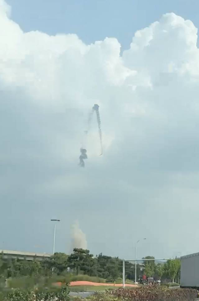 一火箭发动机试车时坠落起火 当地回应：目前无人员伤亡